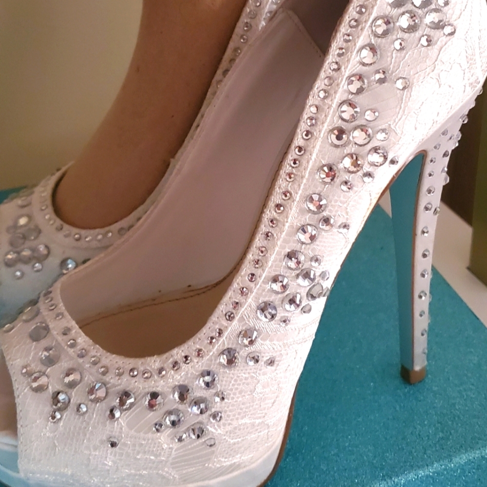 Betsey Johnson Vow white lace bling Rhinestones pump sz 7 with matching garter